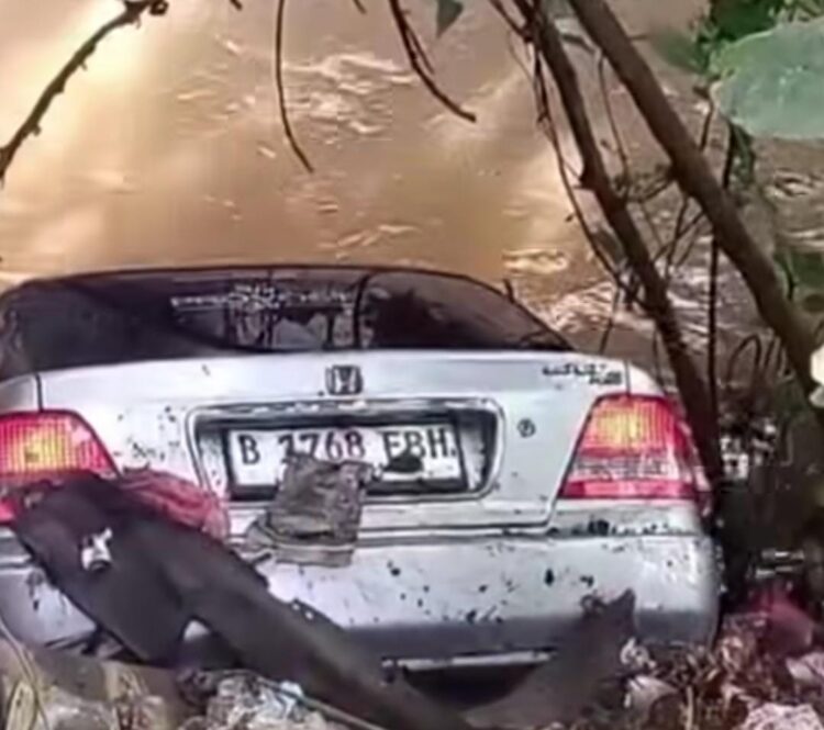 Sopir Bantir Stir, Kronologis Sedan Masuk Sungai di Jalan Raya Jakarta Bogor