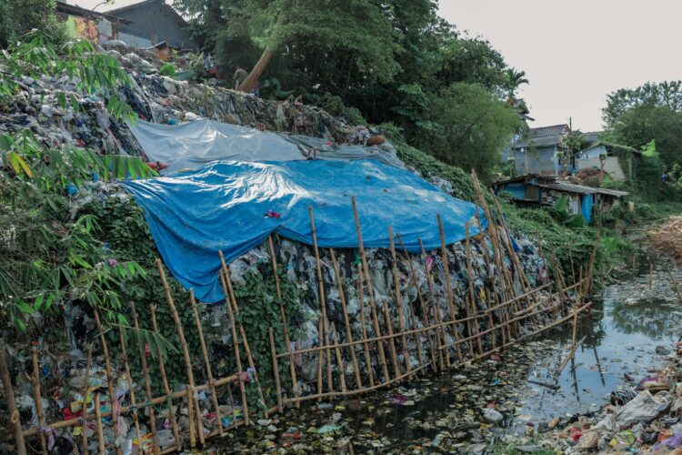 Juara Adipura, Tapi Masih Ada Gunungan Sampah, Warga Gotong-royong Bantu Pemkot Bersihkan Sampah