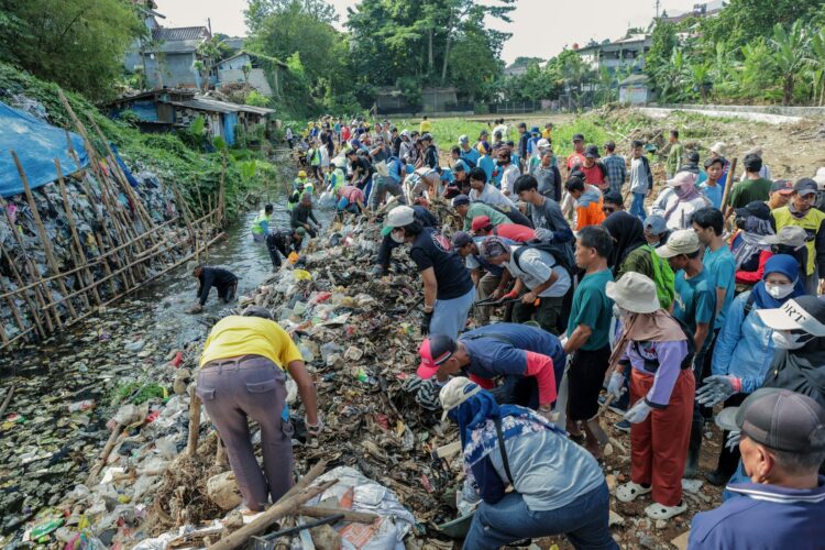 Warga Timbun Gunungan Sampah Dengan Tanah Dan Tanami Pohon, DLH Angkut 15 Ton Sampah