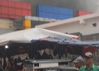 Kebakaran Pasar Anyar, Asap Tebal Keluar Dari Dalam Bangunan