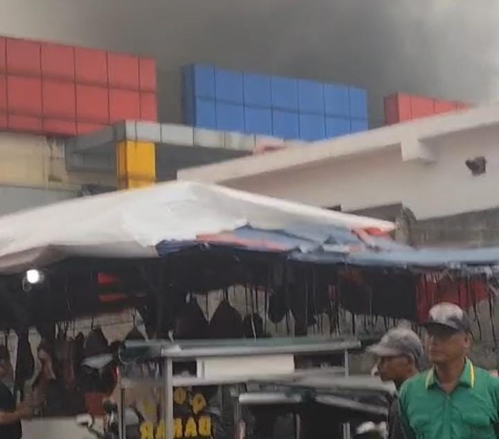 Kebakaran Pasar Anyar, Asap Tebal Keluar Dari Dalam Bangunan