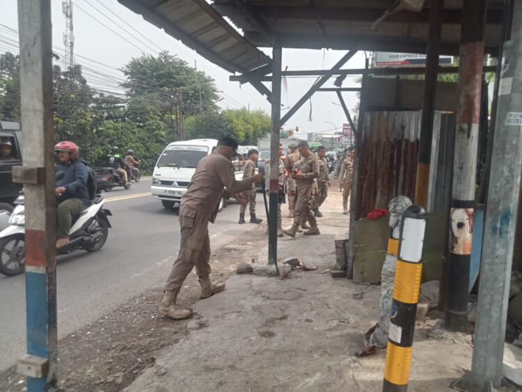 Gabungan Pol PP Bogor Raya Tertibkan PKl di Perbatasan Bogor Utara dan Sukaraja