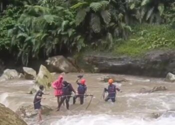 Damkar Kabupaten Bogor Evakuasi Wisatawan Terjebak Di Curug