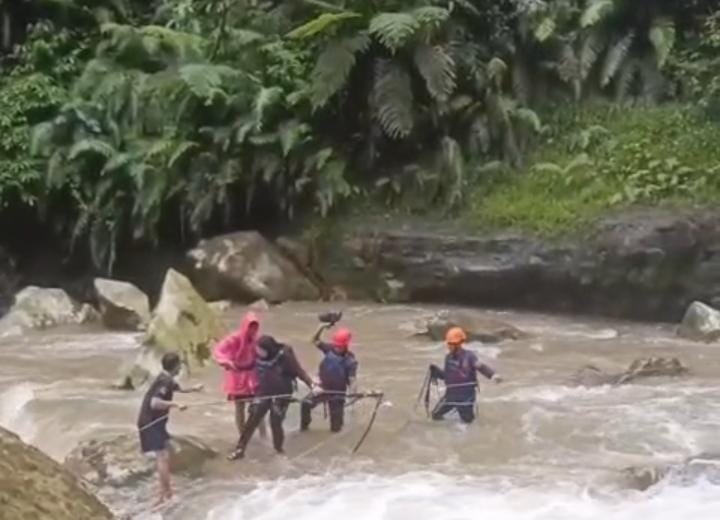 Damkar Kabupaten Bogor Evakuasi Wisatawan Terjebak Di Curug