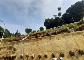 Lereng Di Atas Underpass Batu Tulis Terkikis, Besi Penyangga Mulai Miring