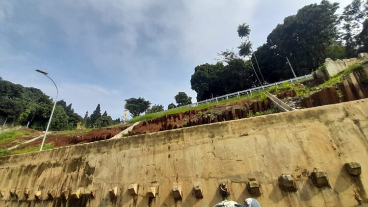 Lereng Di Atas Underpass Batu Tulis Terkikis, Besi Penyangga Mulai Miring