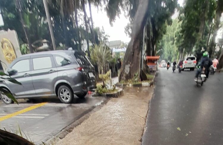 Baru Diperbaiki, Trotoar Ahmad Yani Digunakan Parkir Pengunjung Restoran