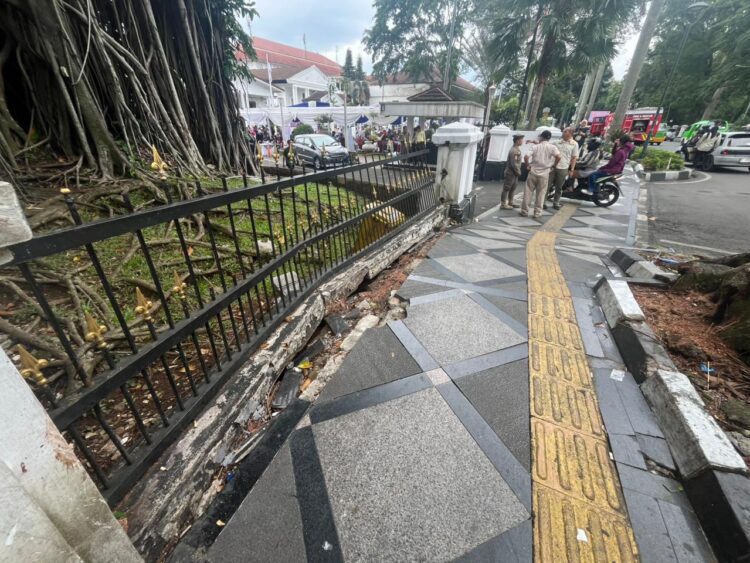 Dihantam Batang Karet Kebo, Pagar Balaikota Oyak