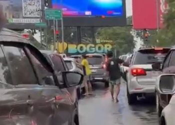 Hujan Turun, Pengelap Kaca Di Bogor Cari Cuan di Simpang Baranangsiang