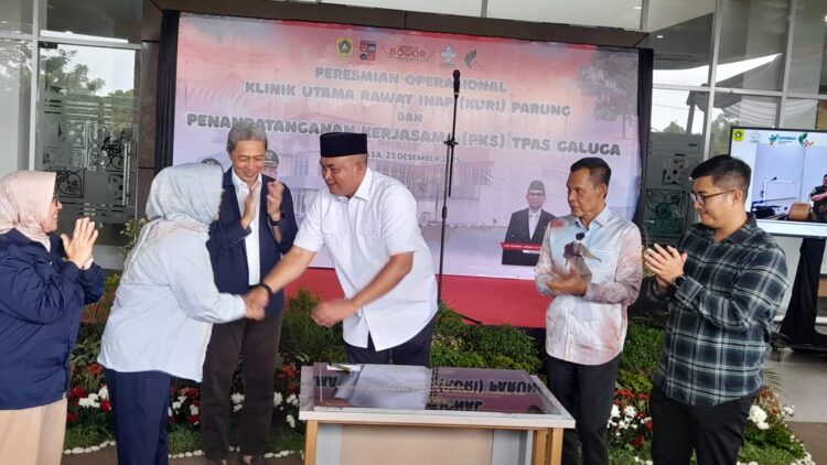 Hargai Perjuangan Ade Yasin, Bupati Bogor Rudy Susmanto Ajak Tanda Tangan Prasasti, Lanjutkan Program Kesehatan Untuk Warga