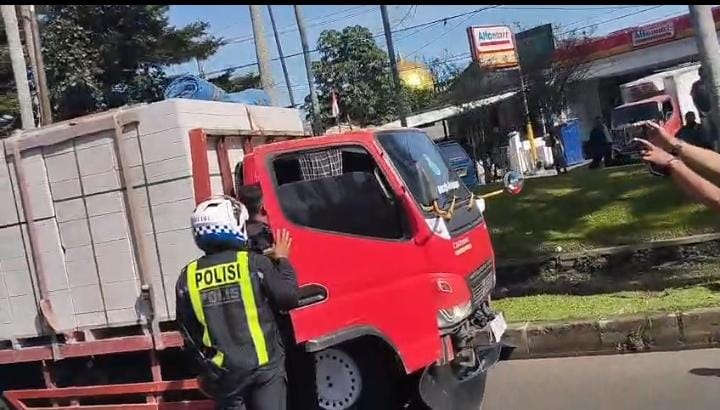 Adu Mulut Polisi dan Sopir Truk Warnai Rekayasa Lalu Lintas Jalur Puncak