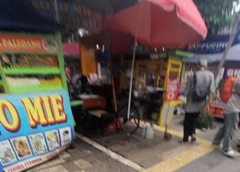 Air Bekas Cucian Piring Berceceran di Pedestrian Jalan Kapten Muslihat, Hingga PKL Padati Sekitar Alun-alun Kota Bogor