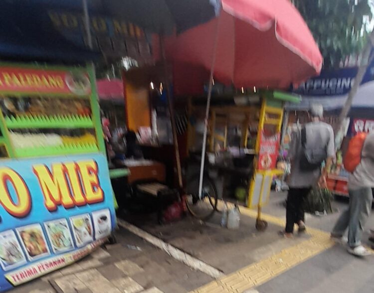 Air Bekas Cucian Piring Berceceran di Pedestrian Jalan Kapten Muslihat, Hingga PKL Padati Sekitar Alun-alun Kota Bogor