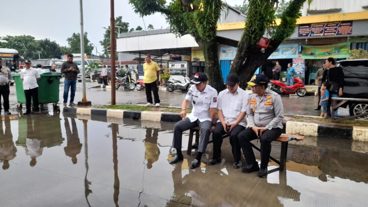 Sidak Terminal Baranangsiang, Dedie Rachim Ajak Dishub Rapat Di Genangan Air