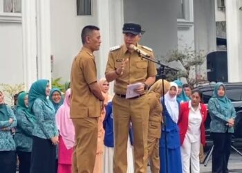 Momen Wali Kota Bogor, Dedie A Rachim panggil Lurah Zaenal Bergetar untuk maju ke depan, Foto/Istimewa