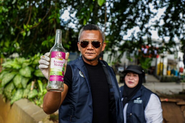 Wakil Wali Kota Bogor Jenal Mutaqin Temukan Botol Miras Usai Alun-alun Dipadati Pengunjung Saat Tahun Baru