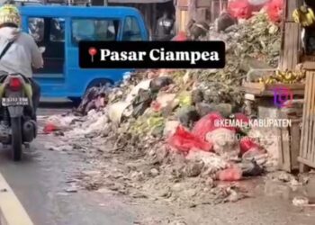 Viral Sampah Di Kabupaten Bogor, Menggunung dan Bau, Air Lindih Basahi Jalan