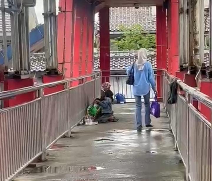 JPO Gerbang Kota Bogor Kumuh dan Becek, Warga Pertanyakan Kepedulian Pemerintah