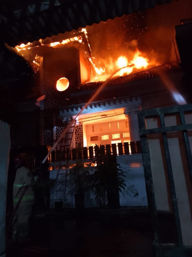 Rumah Warga Gunung Putri Terbakar Akibat Arus Pendek Listrik