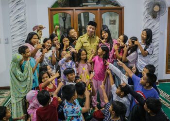 Ngabuburit Dedier Rachim, Susuri Pemukiman Padat Penduduk Bawa Bantuan Buat Warga