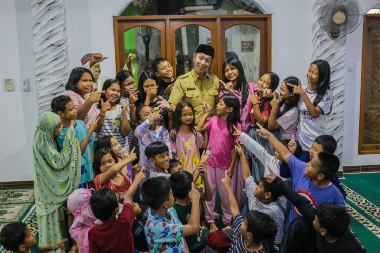 Ngabuburit Dedier Rachim,  Susuri Pemukiman Padat Penduduk Bawa Bantuan Buat Warga