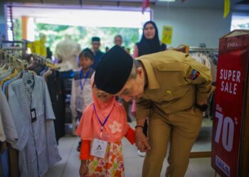 Senyum Ceria Anak Yatim Ditemani Wali Kota Dedie Rachim Belanja