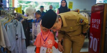Senyum Ceria Anak Yatim Ditemani Wali Kota Dedie Rachim Belanja