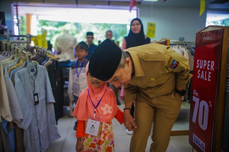 Senyum Ceria Anak Yatim Ditemani Wali Kota Dedie Rachim Belanja