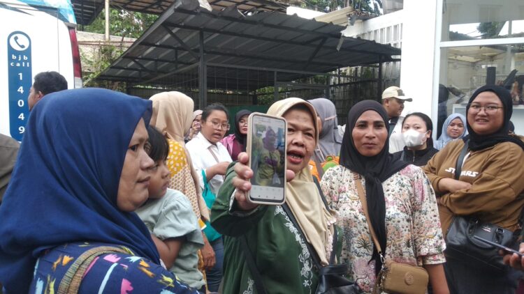 Kericuhan Sejumlah Warga Penukaran Uang di Balai Kota Bogor, Warga Mengaku Kecewa dan Menangis